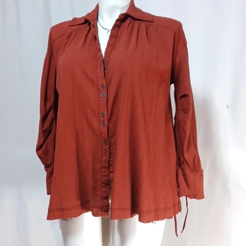 WE THE FREE WOMENS TOP SIZE SMALL IN A BEAUTIFUL RUST COTTON